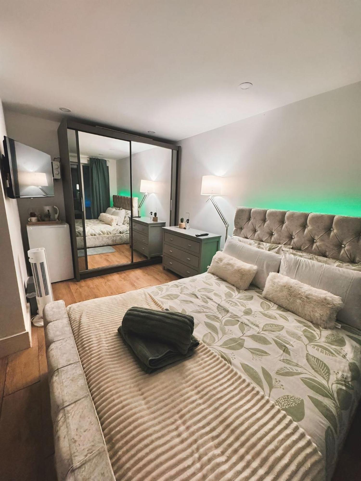 Tropical Room With Private Bathroom And Patio Λονδίνο Εξωτερικό φωτογραφία